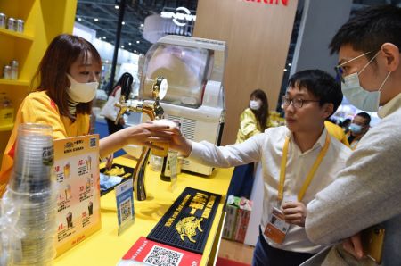 (miniature) Des visiteurs dégustent de la bière du Japon dans la zone d'exposition des produits alimentaires et agricoles lors de la 3e édition de l'Exposition internationale d'importation de la Chine (CIIE) à Shanghai