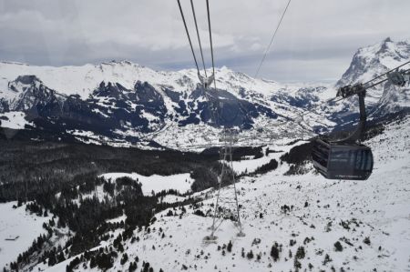 (miniature) Photo prise le 12 janvier 2023 montrant un téléphérique à Grindelwald