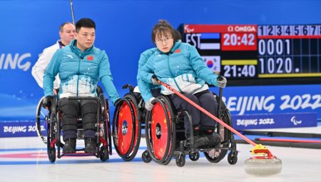 (miniature) La Chinioise Yan Zhuo participe à l'épreuve de curling en fauteuil roulant entre la Chine et la Slovaquie