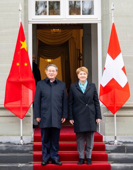 (miniature) Le Premier ministre chinois Li Qiang assiste à une grande cérémonie de bienvenue organisée par la présidente de la Confédération suisse Viola Amherd au Manoir du Lohn avant leur entretien à Berne