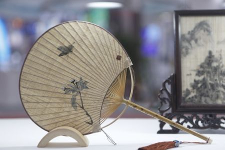 (miniature) Un éventail en lin présenté lors de la première Exposition internationale des produits de consommation de Chine