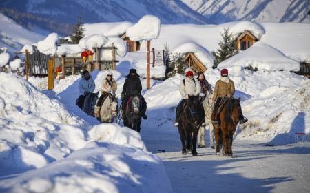 (miniature) Des touristes montent à cheval dans le village de Hemu de la préfecture d'Altay