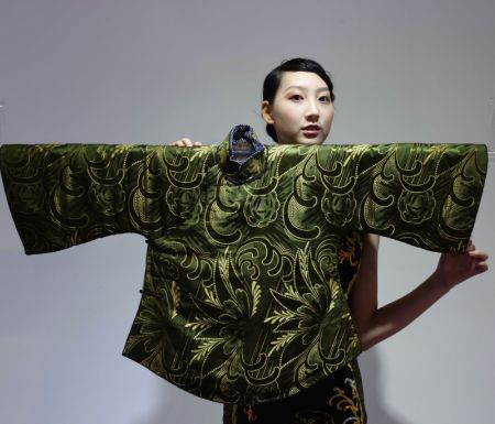 (miniature) Un mannequin présente une création d'une marque de mode de Shanghai lors d'un salon à Shanghai