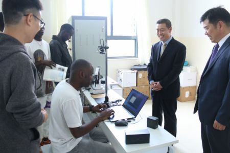(miniature) Un étudiant local fait une démonstration lors d'une visite de l'ambassadeur de Chine au Rwanda Wang Xuekun (2e à droite) dans un laboratoire de l'atelier Luban à l'IPRC Musanze