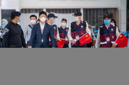 (miniature) Une équipe médicale chinoise anti-COVID-19 envoyée en Malaisie est reçue par l'ambassadeur chinois en Malaisie