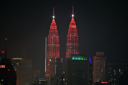 (miniature) Les tours jumelles Petronas sont illuminées en rouge pour célébrer le Nouvel An lunaire chinois à Kuala Lumpur