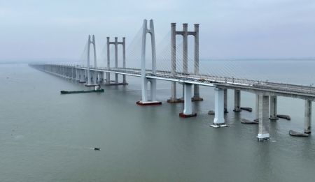 (miniature) Photo aérienne prise le 4 février 2023 du pont maritime de la baie de Quanzhou
