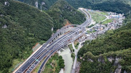 (miniature) Photo aérienne d'une autoroute reliant Xiushan à Yinjiang