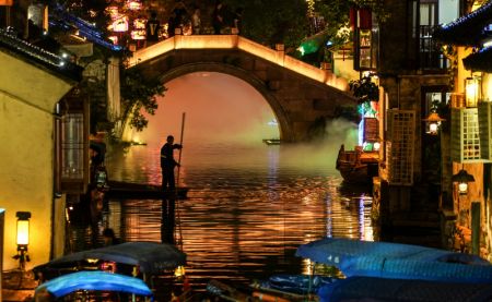 (miniature) Un canal au milieu d'illuminations dans la vieille ville de Zhouzhuang