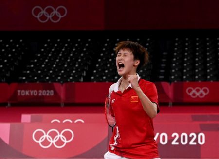 (miniature) La Chinoise Chen Yufei se réjouit lors de la demi-finale du simple femmes de badminton contre la Chinoise He Bingjiao