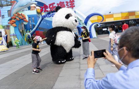 (miniature) Des visiteurs dans le parc d'attractions Happy Valley Wuhan