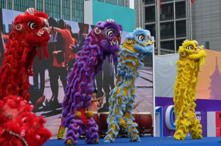 (miniature) Une danse du lion lors de la cérémonie d'inauguration du village des Jeux asiatiques à Hangzhou