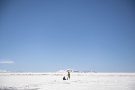 (miniature) Des touristes se reposent sur le lac gelé Namtso