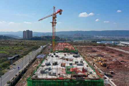 (miniature) Photo aérienne prise le 13 mars 2023 d'un chantier de construction du parc industriel de l'électronique automobile Donggang à Chongqing