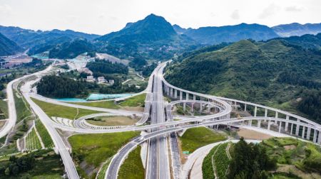 (miniature) Photo aérienne d'une autoroute reliant Shiqian à Yuping