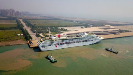 (miniature) Photo aérienne prise le 8 juillet 2023 du bateau de croisière libérien Dream accostant dans un port de la municipalité chinoise de Tianjin (nord)