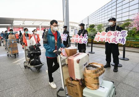 (miniature) Les membres de l'équipe de soutien aux tests d'acide nucléique sont entrés dans le terminal de l'aéroport de Shanghai le 14 mai 2022