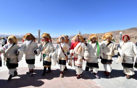 (miniature) Des bergers présentent la danse de Guozhuang pour célébrer le Nouvel An tibétain