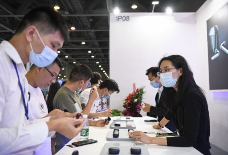 (miniature) Des visiteurs assistent à l'Exposition internationale de l'électronique et des appareils intelligents à Guangzhou
