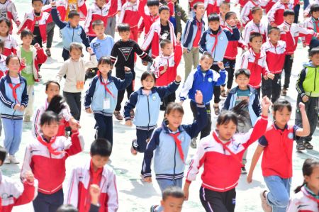 (miniature) Des enfants font des exercices physiques à l'école primaire Sanzhiyang