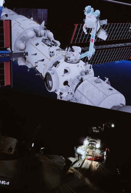 (miniature) Capture d'écran prise au Centre de contrôle aéronautique de Beijing montrant l'astronaute chinois Liu Boming en train de se préparer à sortir du module central de la station spatiale Tianhe pour effectuer des activités extravéhiculaires