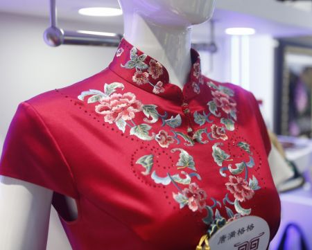 (miniature) Une robe chinoise qipao présentée lors de la première Exposition internationale des produits de consommation de Chine