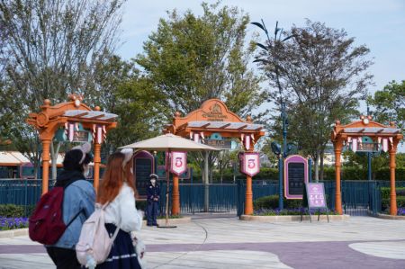 (miniature) Des gens passent devant l'entrée du parc Shanghai Disneyland à Shanghai
