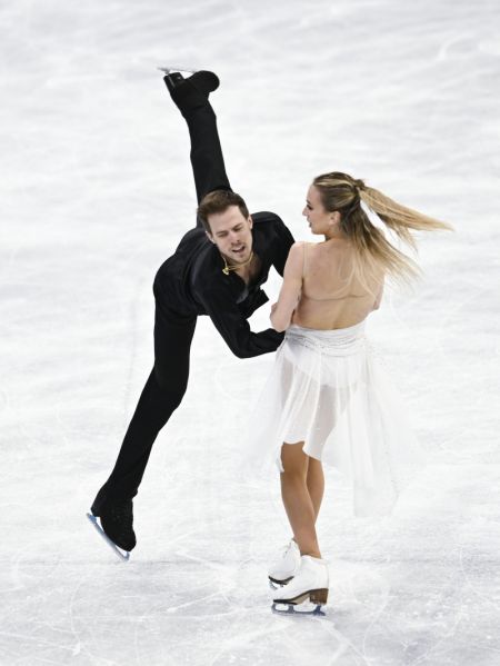 (miniature) Les patineurs du Comité olympique russe Victoria Sinitsina (à droite) et Nikita Katsalapov lors du programme libre de la danse sur glace des Jeux olympiques d'hiver de Beijing 2022 à Beijing
