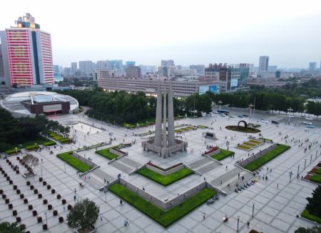 (miniature) Photo aérienne prise le 26 juillet 2021 montrant le monument du séisme de Tangshan