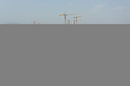 (miniature) Le dernier élément en acier du tablier est hissé sur le chantier de construction du grand pont de Jiaojiang