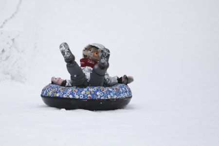 (miniature) Un enfant joue dans un parc de loisirs d'hiver à Harbin