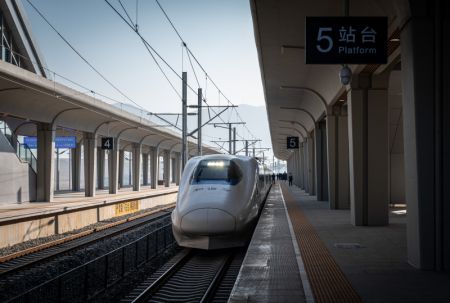 (miniature) Le premier train de passagers pour l'exploitation officielle quitte la gare de Honghe le long de la ligne ferroviaire à grande vitesse Mile-Mengzi