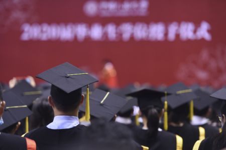 (miniature) Les diplômés de 2020 assistent à la cérémonie de remise des diplômes à l'Université Renmin de Chine