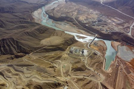(miniature) Une photo prise le 18 octobre 2020 montre le chantier de construction du projet de contrôle des eaux de Dashixia au bord de la rivière Aksu dans la région autonome ouïghoure du Xinjiang