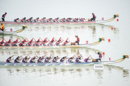(miniature) Une course traditionnelle chinoise de bateaux-dragons dans le district de Zigui de la province centrale du Hubei