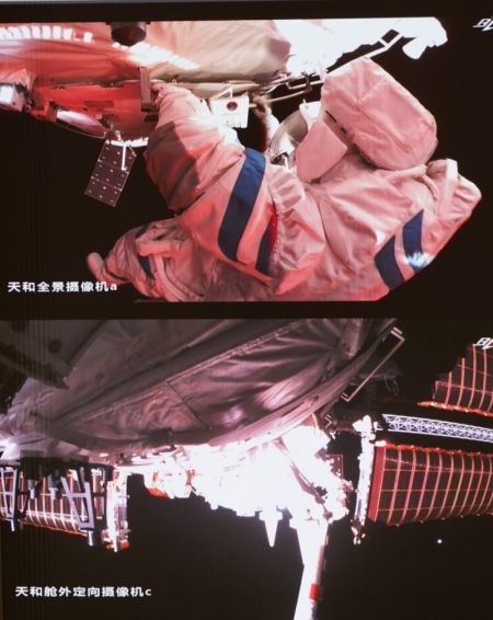 (miniature) Capture d'écran prise le 20 août 2021 au Centre de contrôle aérospatial de Beijing montrant des astronautes chinois durant des activités extravéhiculaires hors du module central de la station spatiale Tianhe