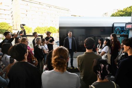 (miniature) Des étudiants américains participant à une tournée éducative en Chine découvrent un prototype de locomotive utilisant la technologie maglev supraconductrice à haute température à Chengdu