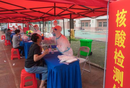 (miniature) Des habitants passent le test d'amplification des acides nucléiques dans un point de test à Wuhan