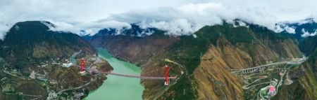 (miniature) Une photo aérienne prise le 21 octobre 2021 du grand pont de Luding enjambant la rivière Daduhe sur l'autoroute Ya'an-Kangding
