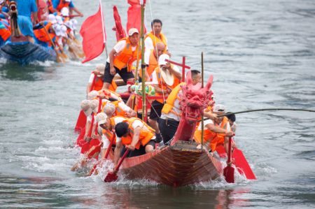(miniature) Des membres d'équipage de bateaux-dragons participent à une course traditionnelle chinoise de bateaux-dragons sur la rivière Hanjiang