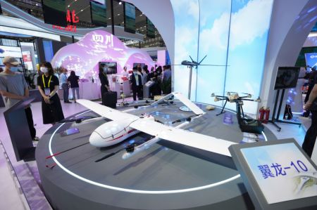 (miniature) Des visiteurs regardent un véhicule aérien sans pilote lors de la cinquième Exposition internationale de la Route de la soie à Xi'an