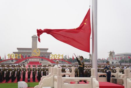 (miniature) Cérémonie de lever du drapeau national lors d'un grand rassemblement célébrant le centenaire du Parti communiste chinois (PCC)