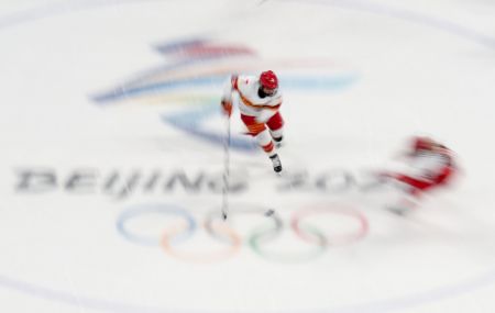 (miniature) La Chinoise Zhang Mengying lors d'un match du groupe B du tour préliminaire de hockey sur glace féminin entre la Chine et le Danemark au centre sportif de Wukesong à Beijing