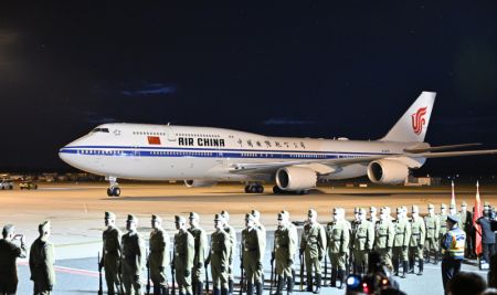 (miniature) L'avion du président chinois Xi Jinping arrive à Budapest