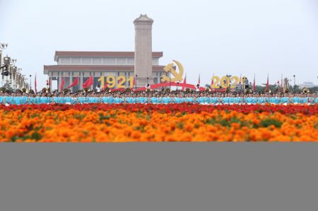 (miniature) Des choristes chantent à l'approche d'une cérémonie marquant le centenaire du Parti communiste chinois (PCC)