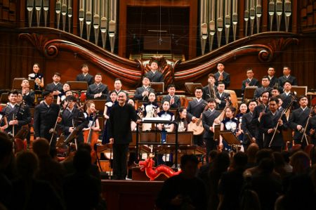 (miniature) Des musiciens de l'Orchestre traditionnel national de Chine saluent le public lors d'un concert célébrant le Nouvel An chinois à Varsovie
