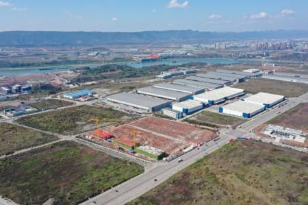 (miniature) Photo aérienne prise le 13 mars 2023 d'un chantier de construction du parc industriel de l'électronique automobile Donggang à Chongqing