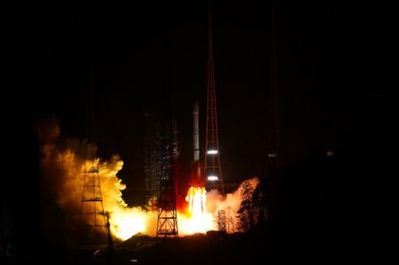 (miniature) Une fusée porteuse Longue Marche-3B transportant un satellite de services Internet en orbite haute décolle du Centre de lancement de satellites de Xichang