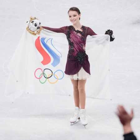 (miniature) La médaillée d'or Anna Shcherbakova du Comité olympique russe pose pour une photo après le programme libre du patinage artistique individuel femmes des Jeux olympiques d'hiver de Beijing 2022