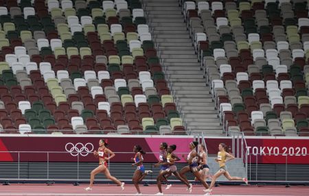 (miniature) La Chinoise Wang Chunyu (1ère à gauche) lors de la demi-finale du 800m féminin aux Jeux olympiques de Tokyo 2020